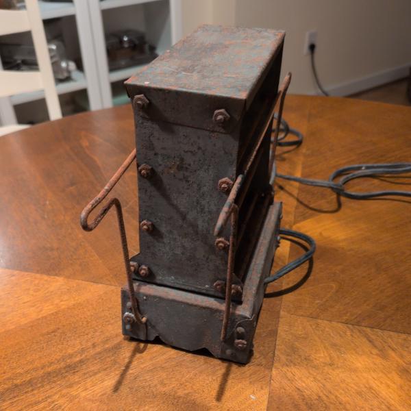 It's easy to see how uneven the pinching arms are from side to side.